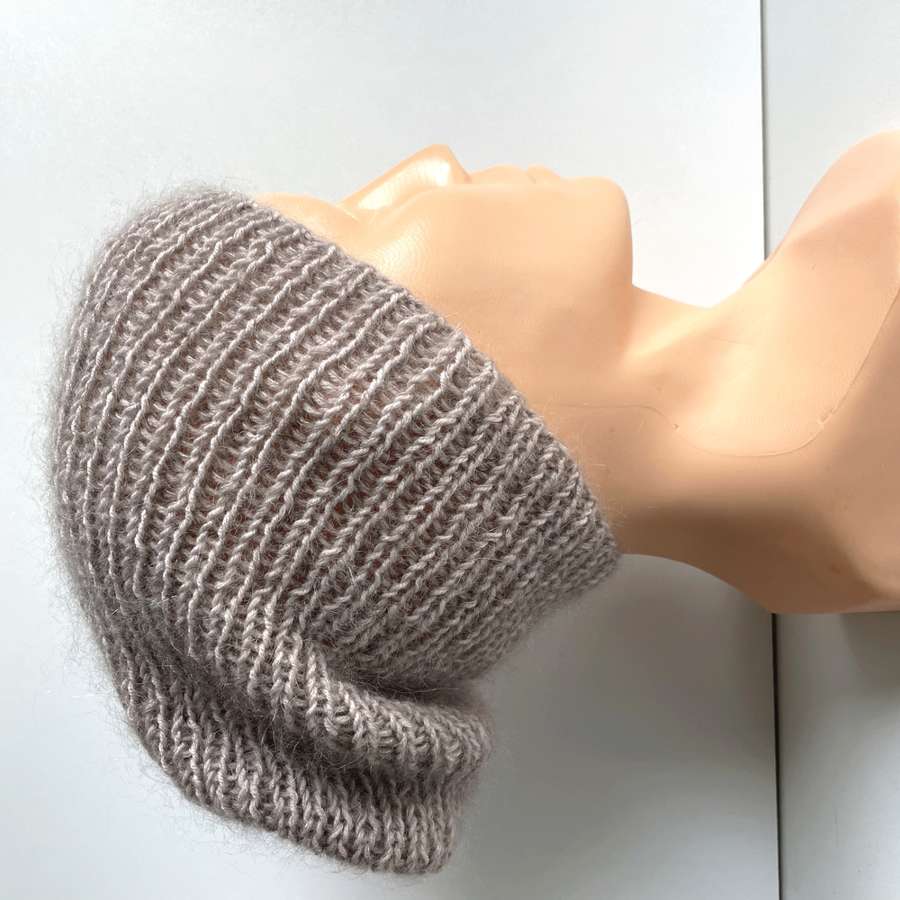 Handmade Czapka damska AUREA 100% Baby Merino plus moher i jedwab 23/20 Jasny Beż