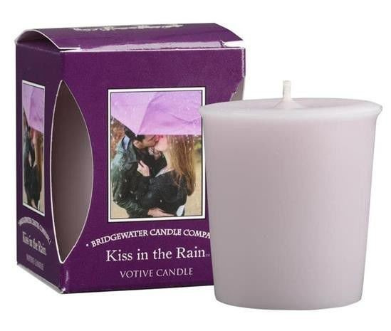 Mała świeczka zapachowa Votive Bridgewater Candle KISS IN THE RAIN